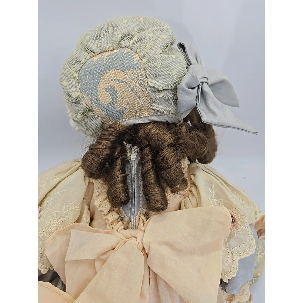 Mundia Christine et‎ Cecile Porcelain Doll 22